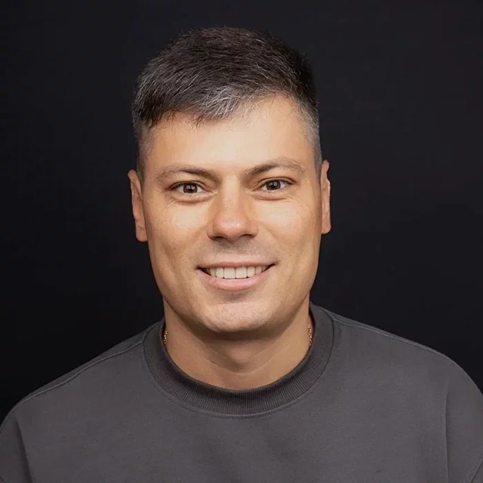 Улыбка Дениса после лечения, ракурс 3